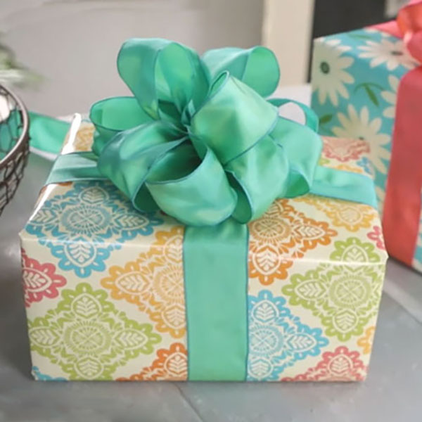 Giftology Video: How to Make a Bow out of Ribbon